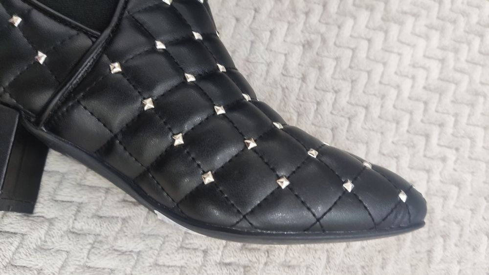 Красиви боти модел Valentino с подарък чанта Guess