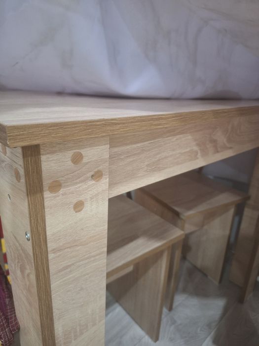 Стол с табуретками