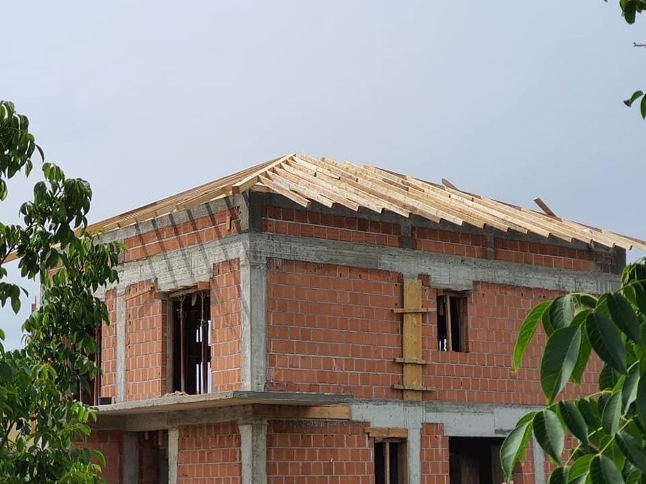 Case la Roșu și la Cheie