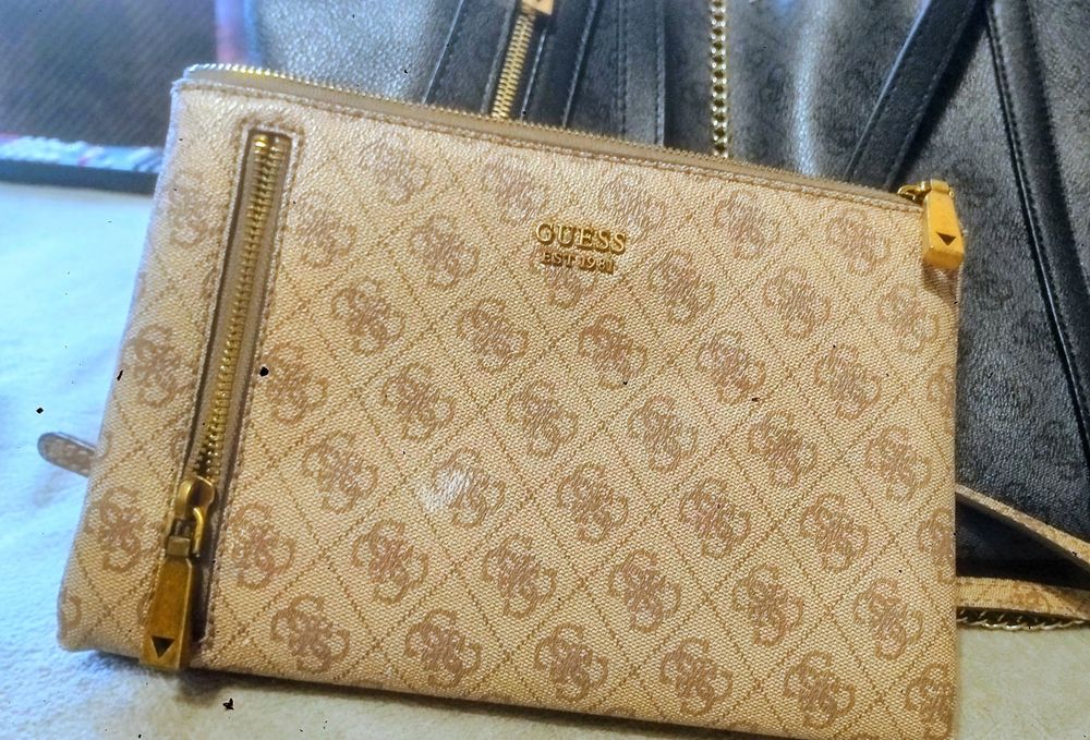 Дамска чанта Guess.
