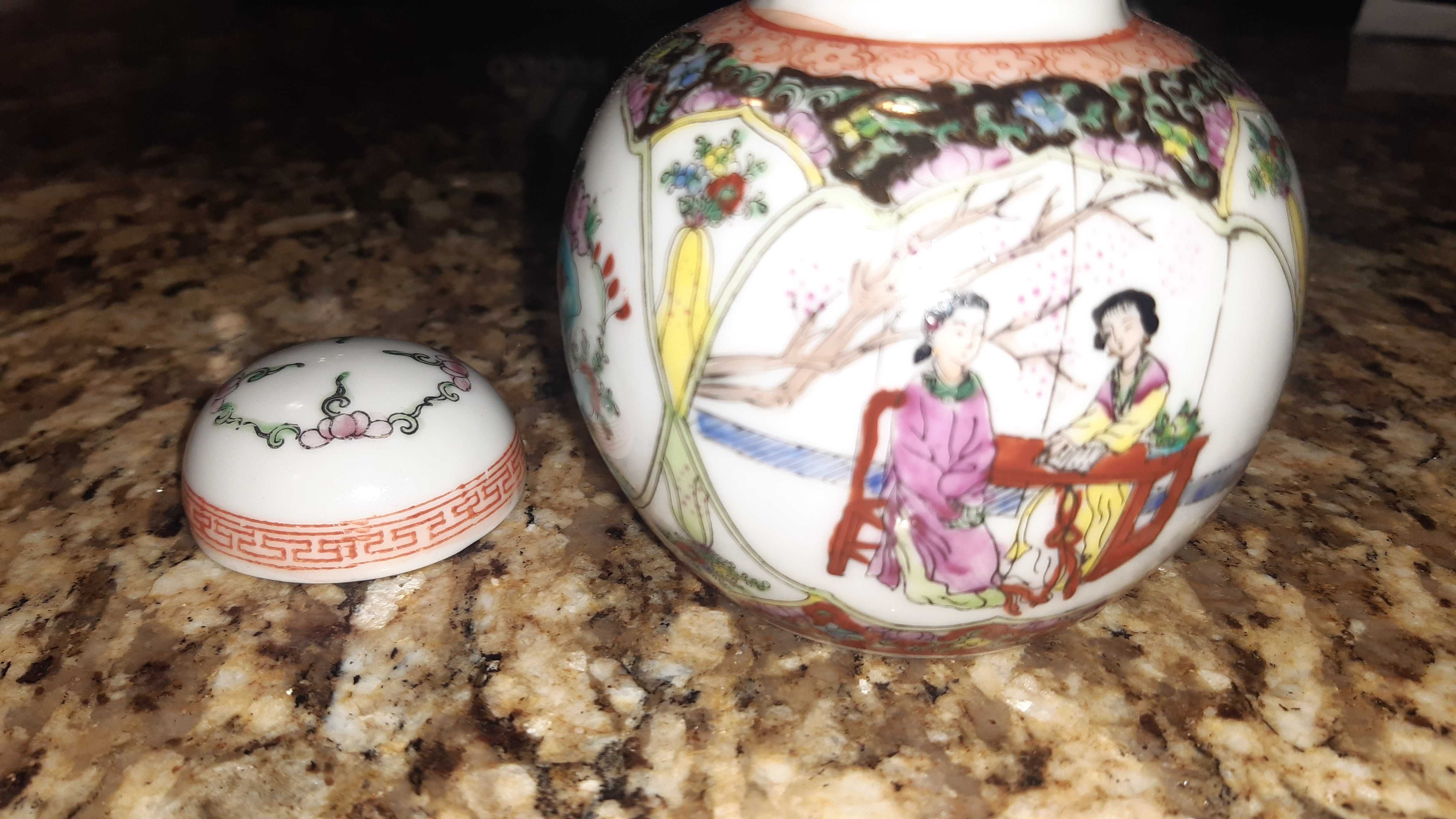 Винтидж съд с капаче с маркировка на Lotus Blooms Brand Porcelain
