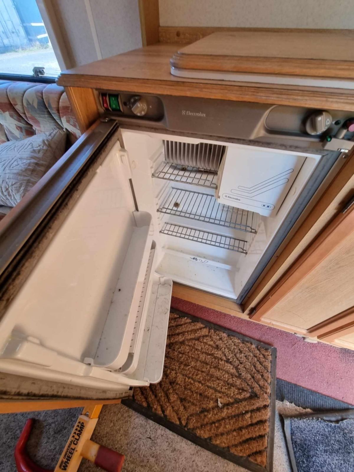 СПЕШНО! Регистрирана Каравана 1999г ABI Diplomat 450/2 за 2/3 човека 9