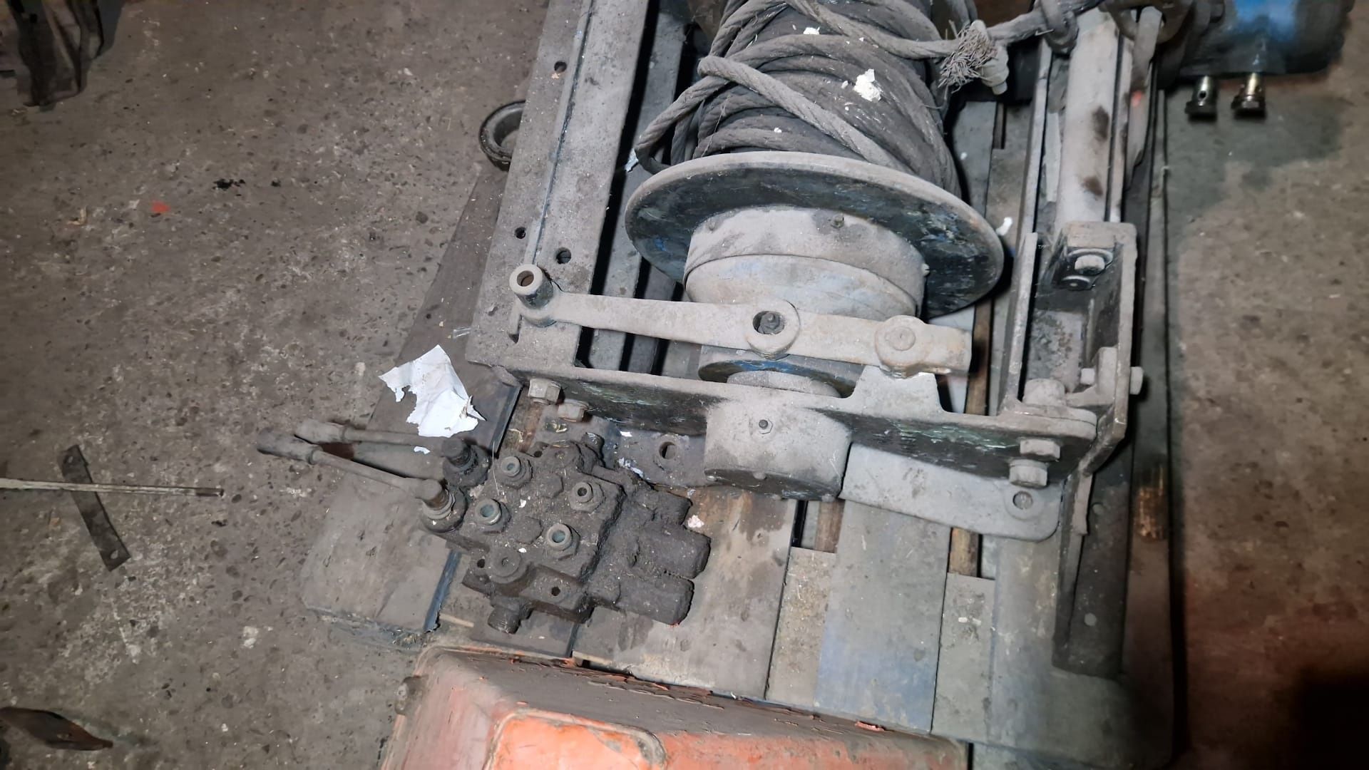 troliu de  forta tractor forestir sau platforma camioane