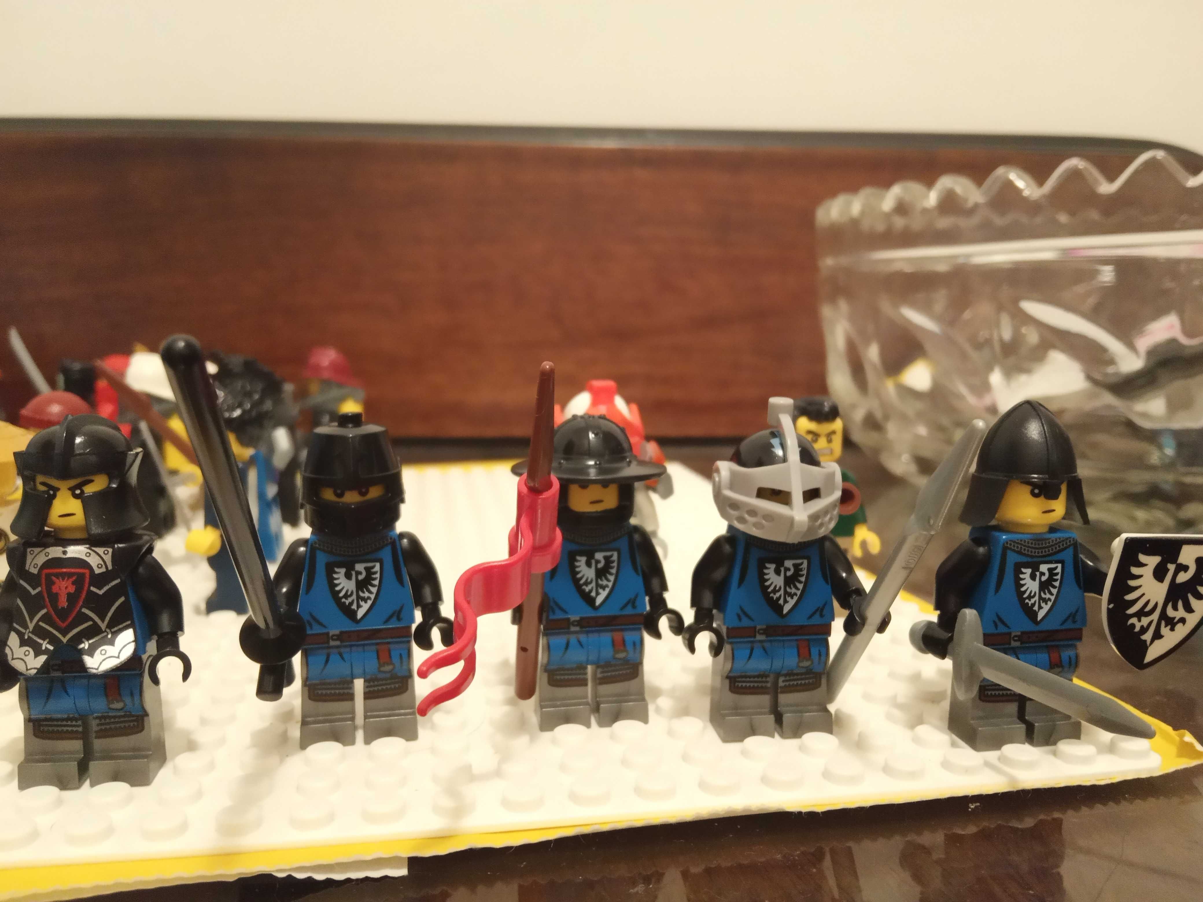 Cavaleri Lego Lion knights si black falcons