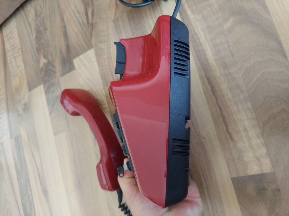 Telefon fix cu butoane ,model vintage,old,retro, visiniu