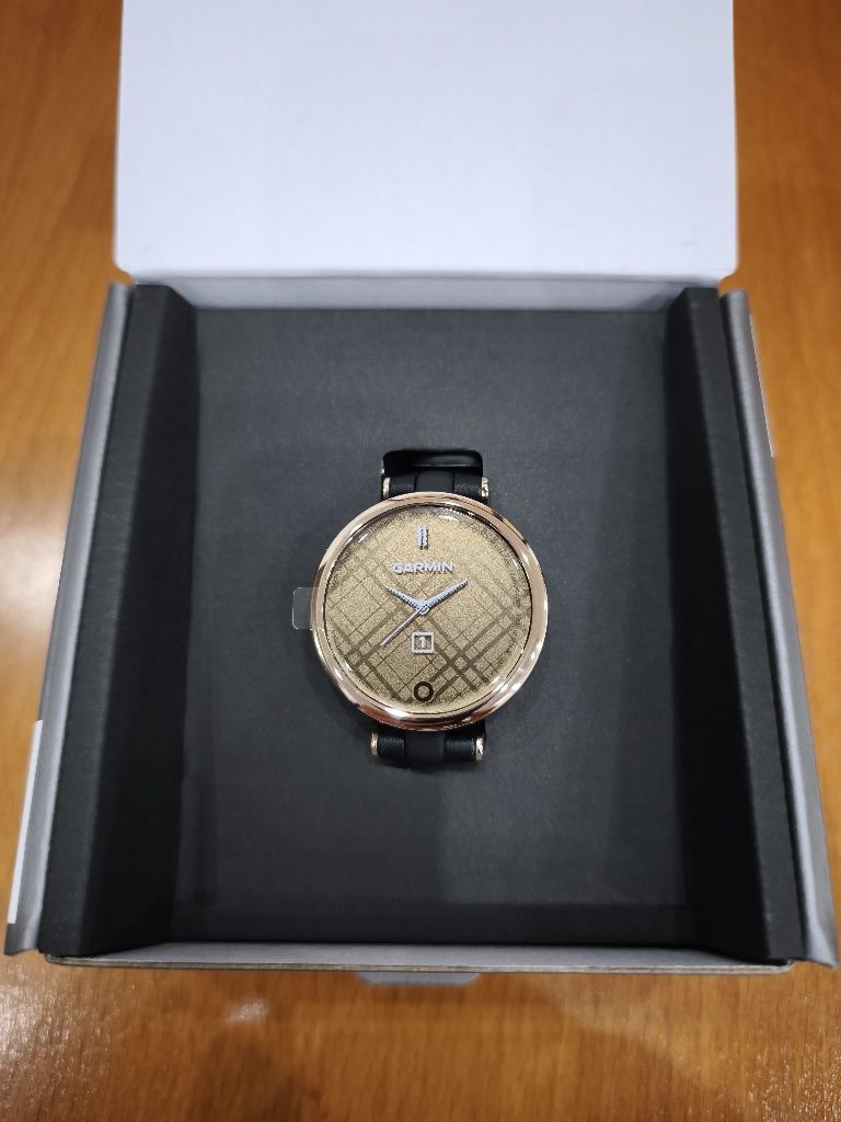 Garmin Lily Classic - смарт часовник