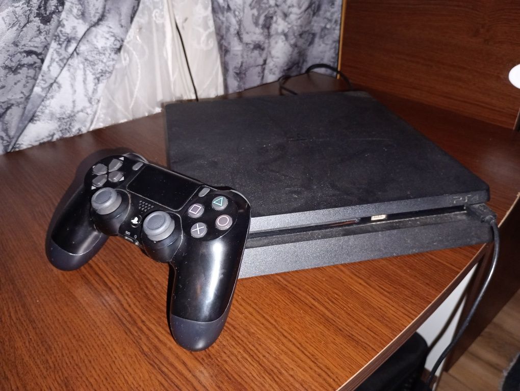 PlayStation 4 slim с много игри безплатни