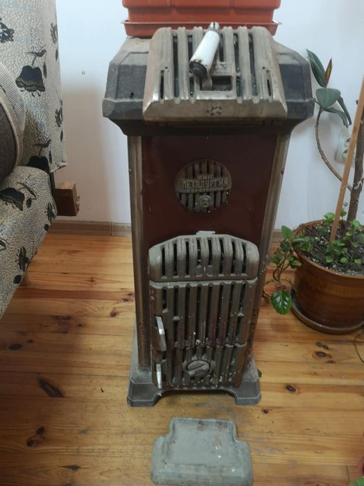 Отоплителна печка на дърва.