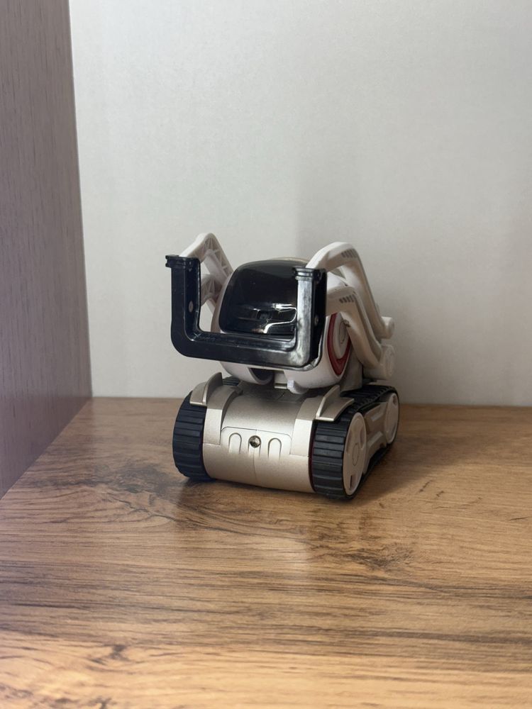 Срочно продам робот Cozmo Anki в хорошем состоянии!
