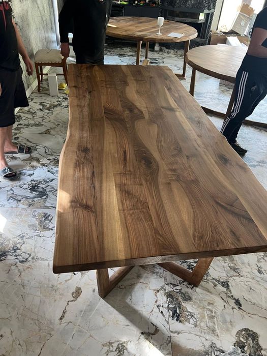 Vand mese si scaune din lemn masiv.