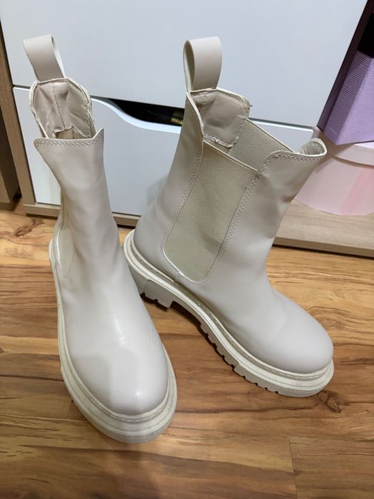 Дамски бежови боти