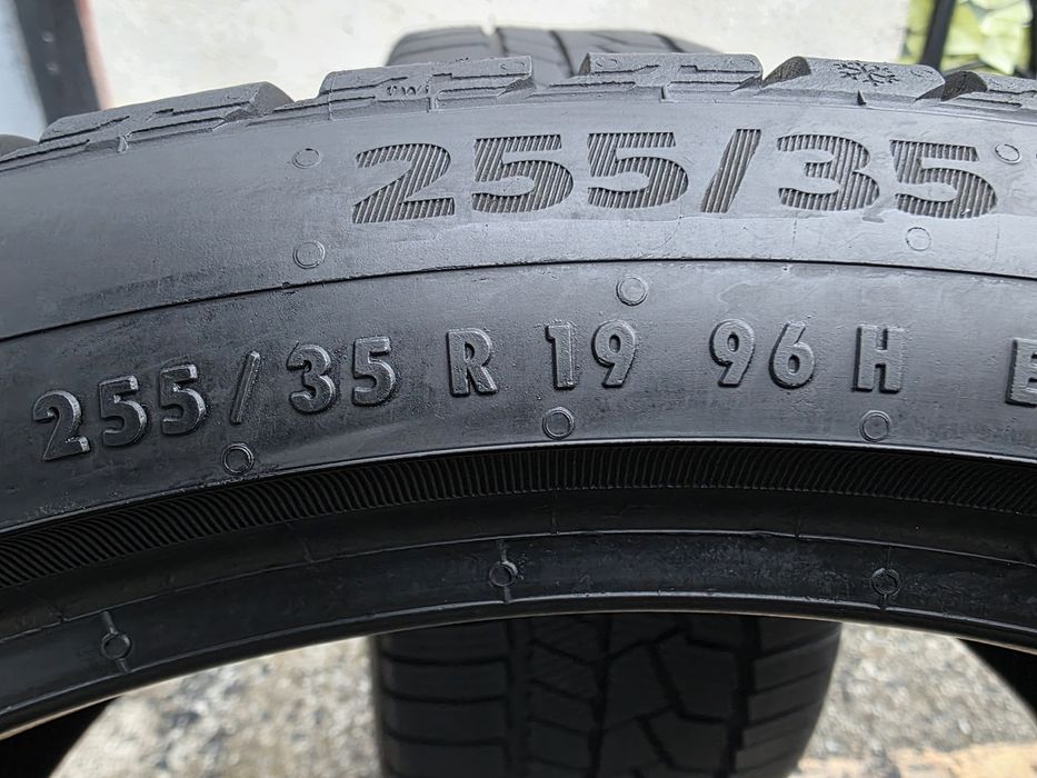 Vând două anvelope de iarna continental 255 35 19 dot 4922