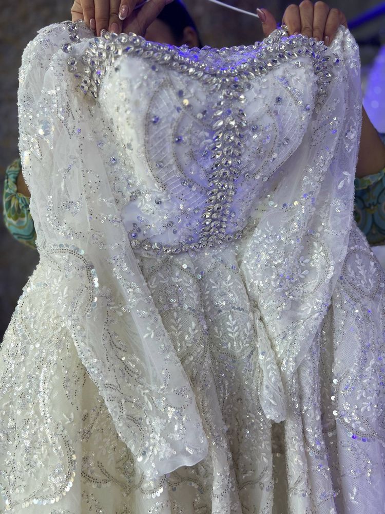 Goʻzalik saloni uchun oq koʻylak