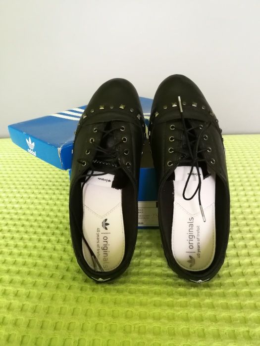 Обувки Adidas