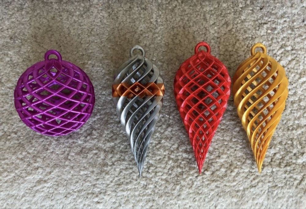 подавам коледни украси