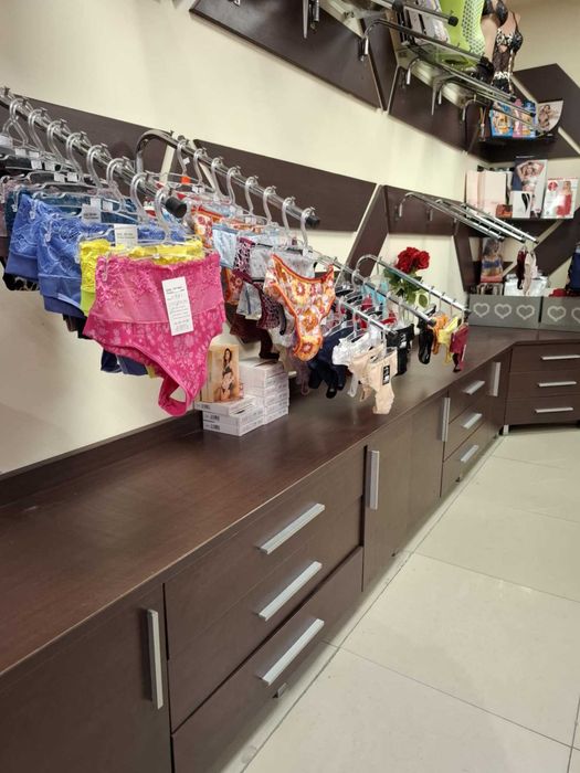 Шкафове и рафтове за магазин