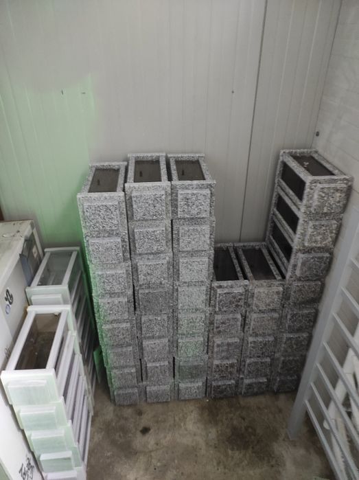 Vand felinare din marmura si granit si crucifix