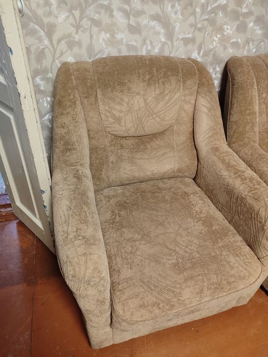 Диван и два кресла продам