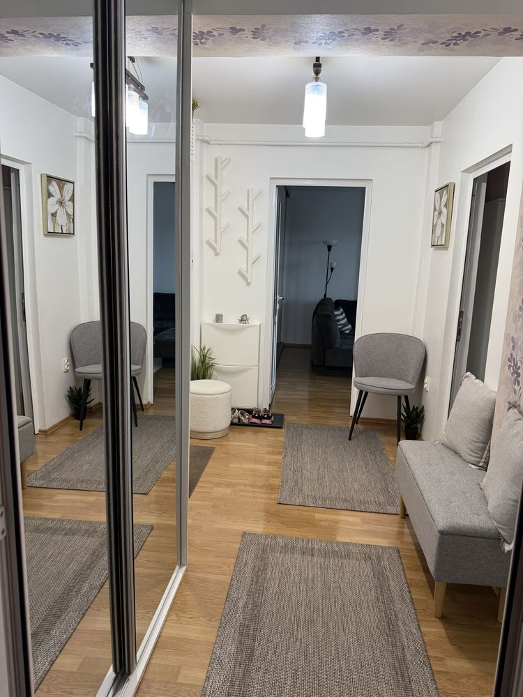 Apartament 3 camere, 64 m² utili, balcon inchis, curte privata–Reghin