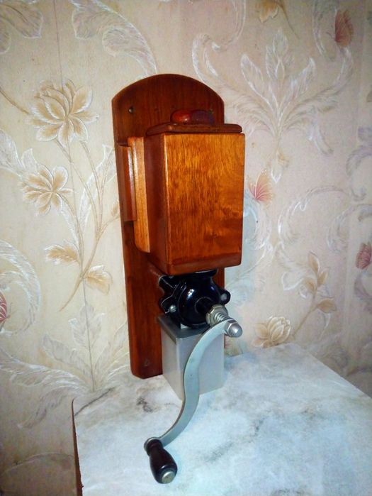 Продам кофемолку механическую