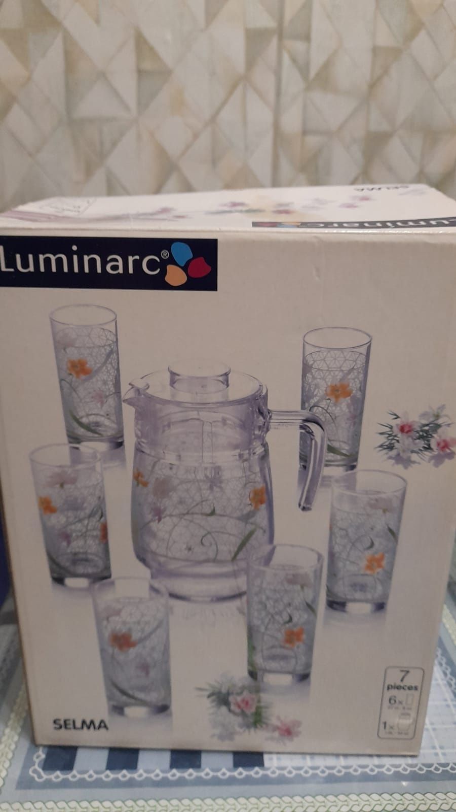 Люминарк, набор стаканов и кувшин.