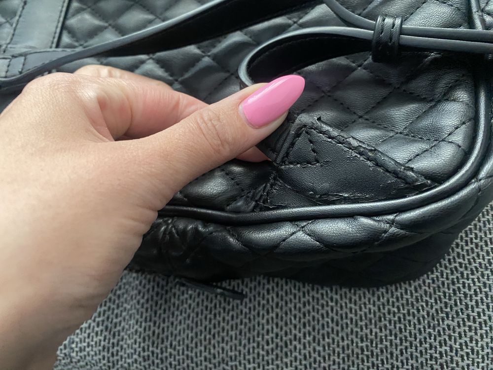 Черна раница на Guess