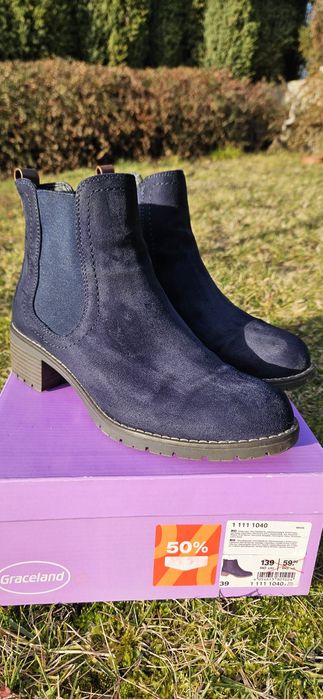 Тъмно сини велурени боти