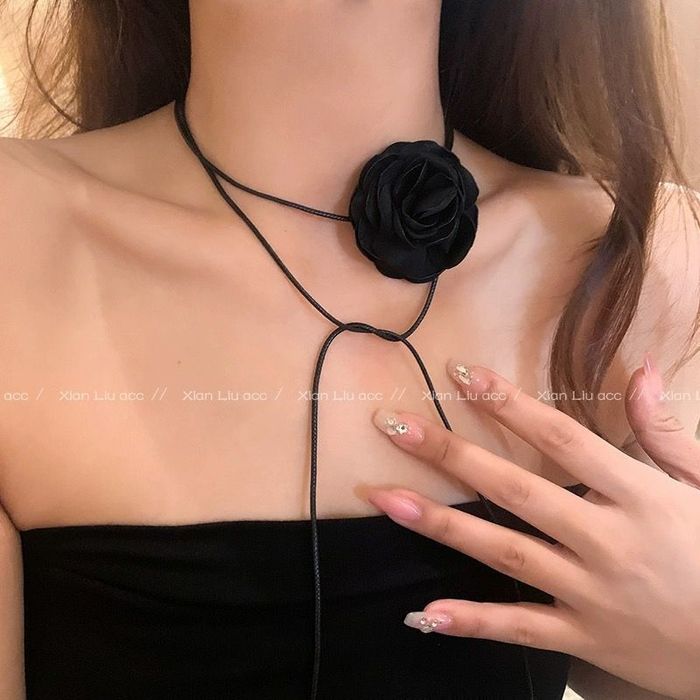 Aksessuar bo'yinga taqiladi