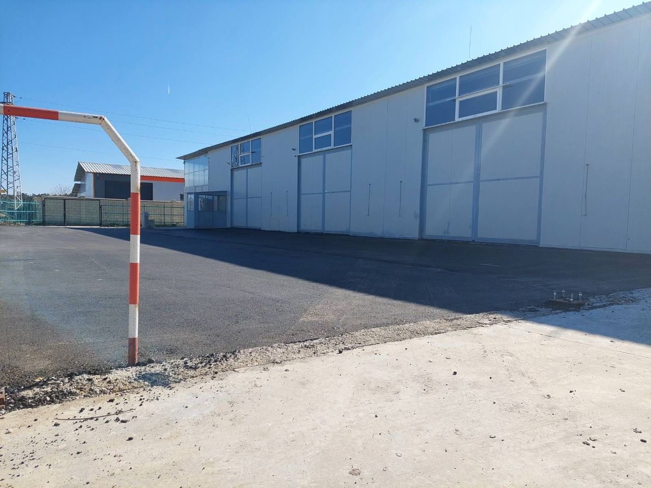Дава се под наем Магазин в с. Каменар, Област Варна - 300 кв.м за 918 € - Снимка #3
