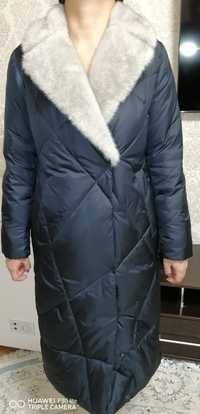 Продаю зимнюю куртку (пуховик) натуральный пух. Новая 42-44размер.