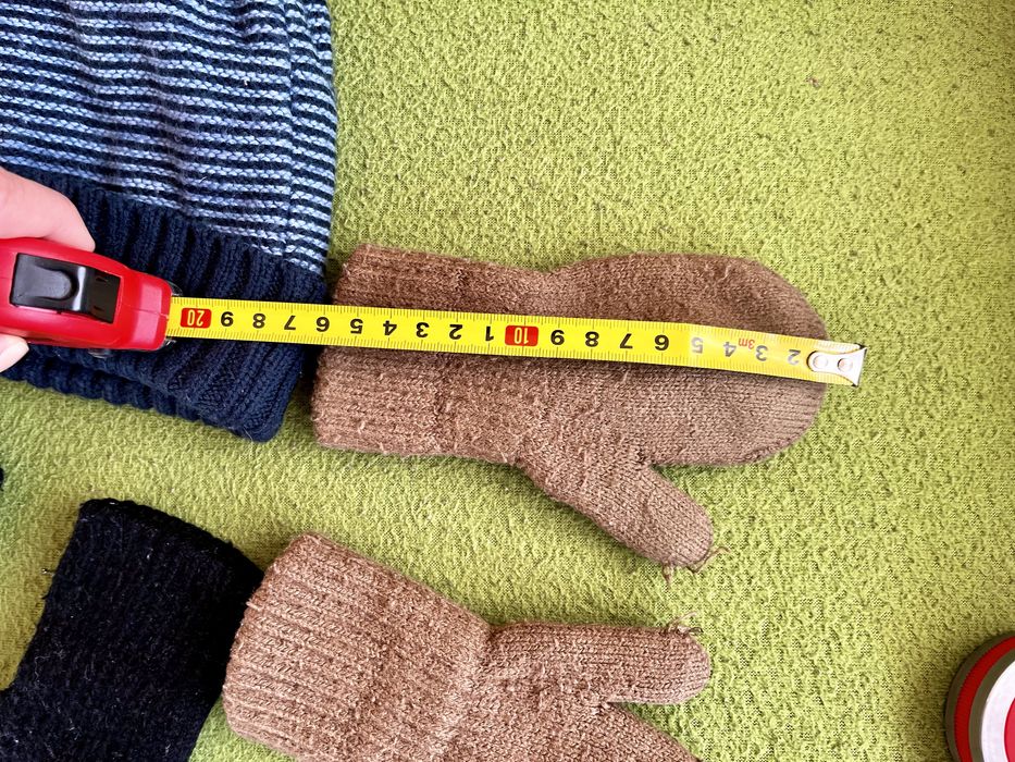 Шапка и 3 чифта ръкавици