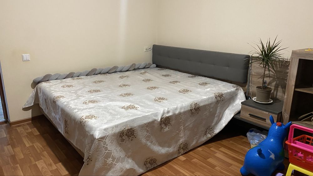 Двуспальная кровать, подсветка, пуф