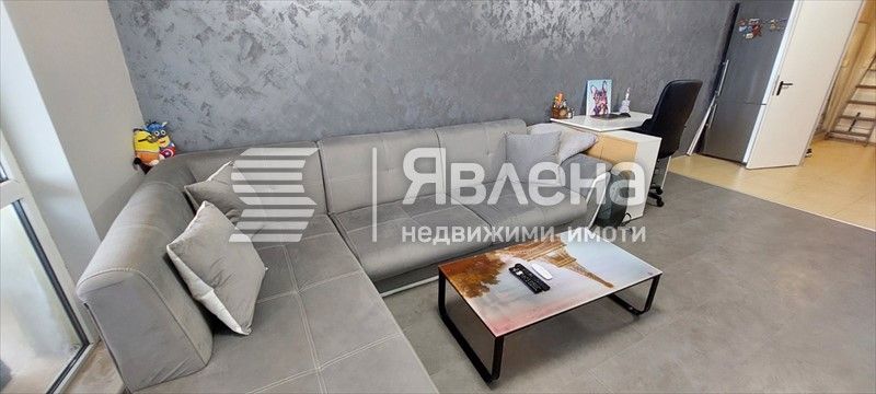 Просторен 2-стаен апартамент с голяма остъклена тераса