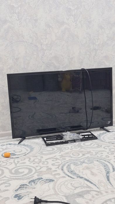 Продам телевизор с кронштейном