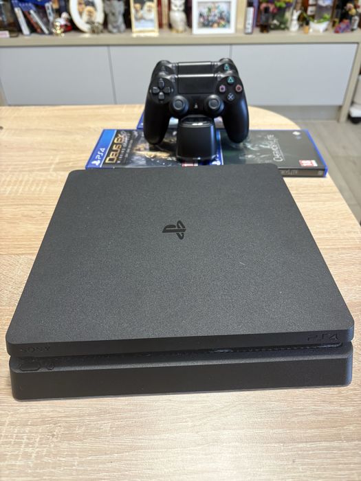 Playstation 4 slim 500 gb плюс 3 игри