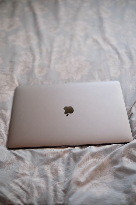 Macbook pro 2017 15inch  i7 16gb ram