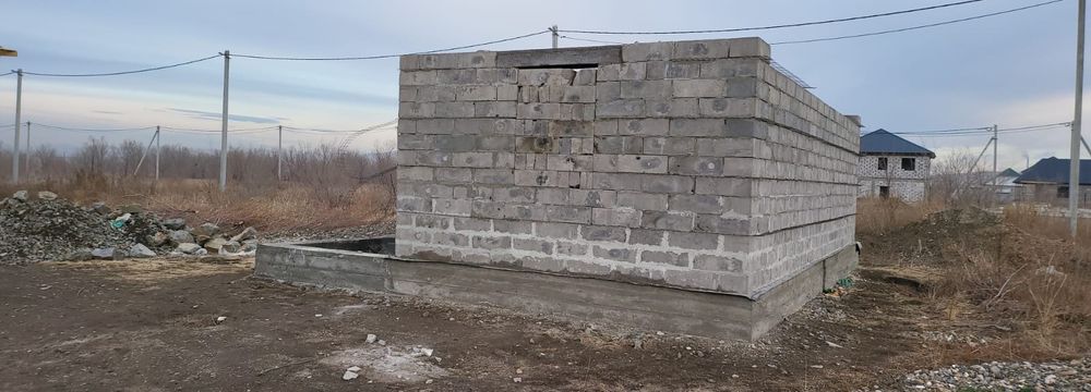 Продам участок с недостроенном времянкам на 22 мкр.