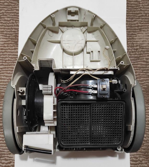 Прахосмукачка Zelmer Galaxy 2 на части