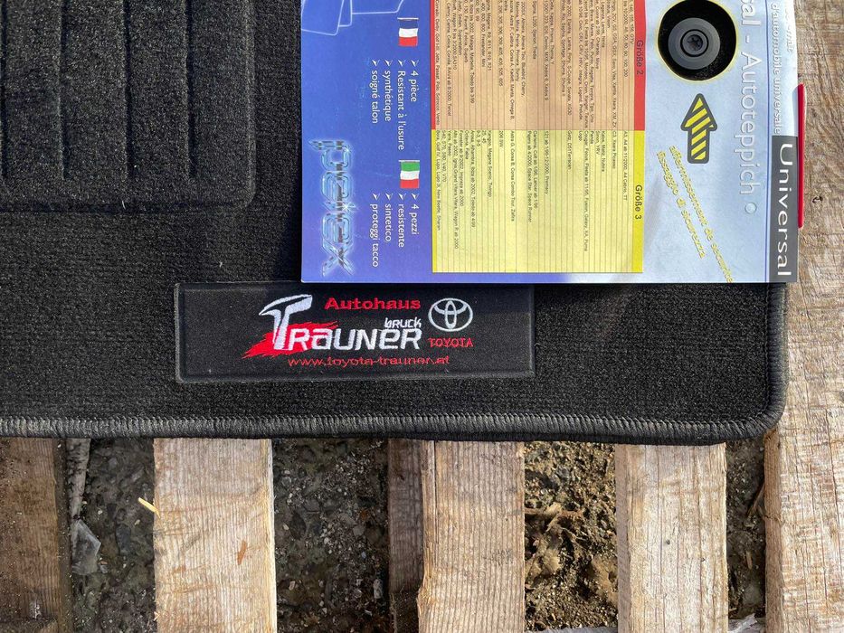 Продавам Универсални Текстилни Мокетни Стелки Черно Toyota