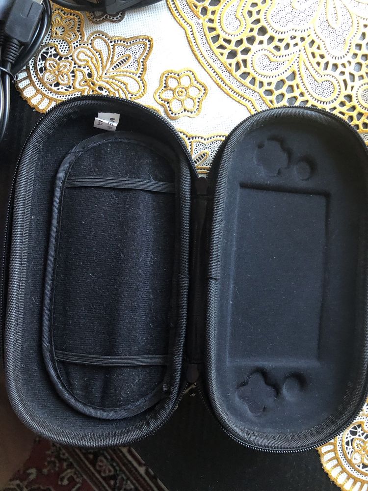 Адаптер,2 USB кабела,калъф,чантичка,2 стъкл.скрийн протект.-PS VITA