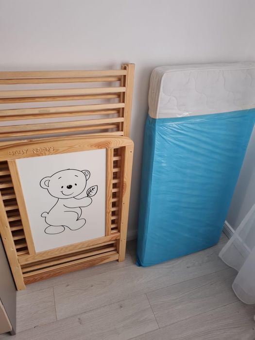 Patut din lemn in stare foarte buna 120x60 cm, inclusiv saltea