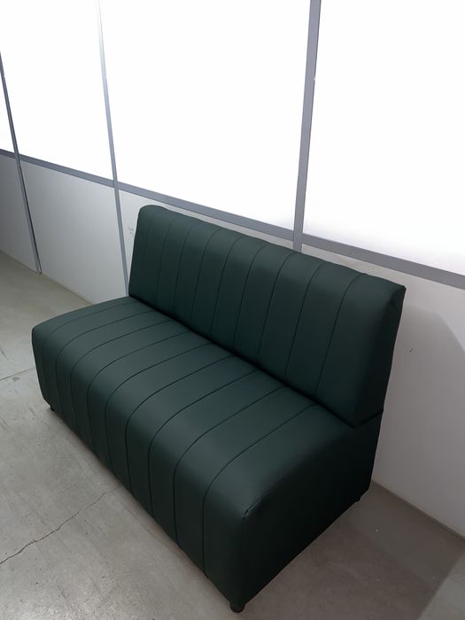 Диван зеленый НОВЫЙ в кафе и ресторан, офис
