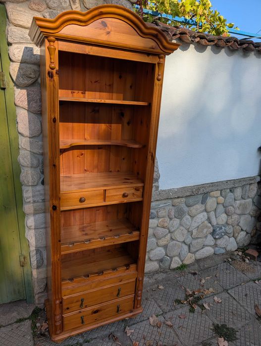 Масивен шкаф за вино и алкохол – стил, функционалност и характер!