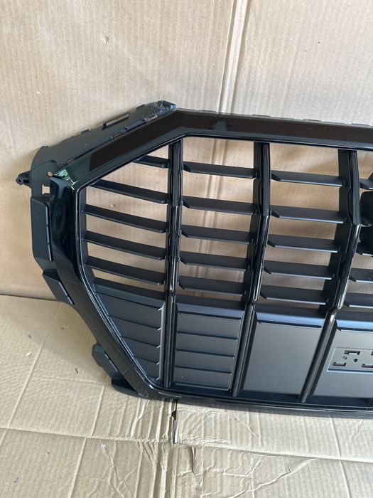 Grila Negru lucios AUDI Q3 F3 S-LINE cod 83a853651 Originala !