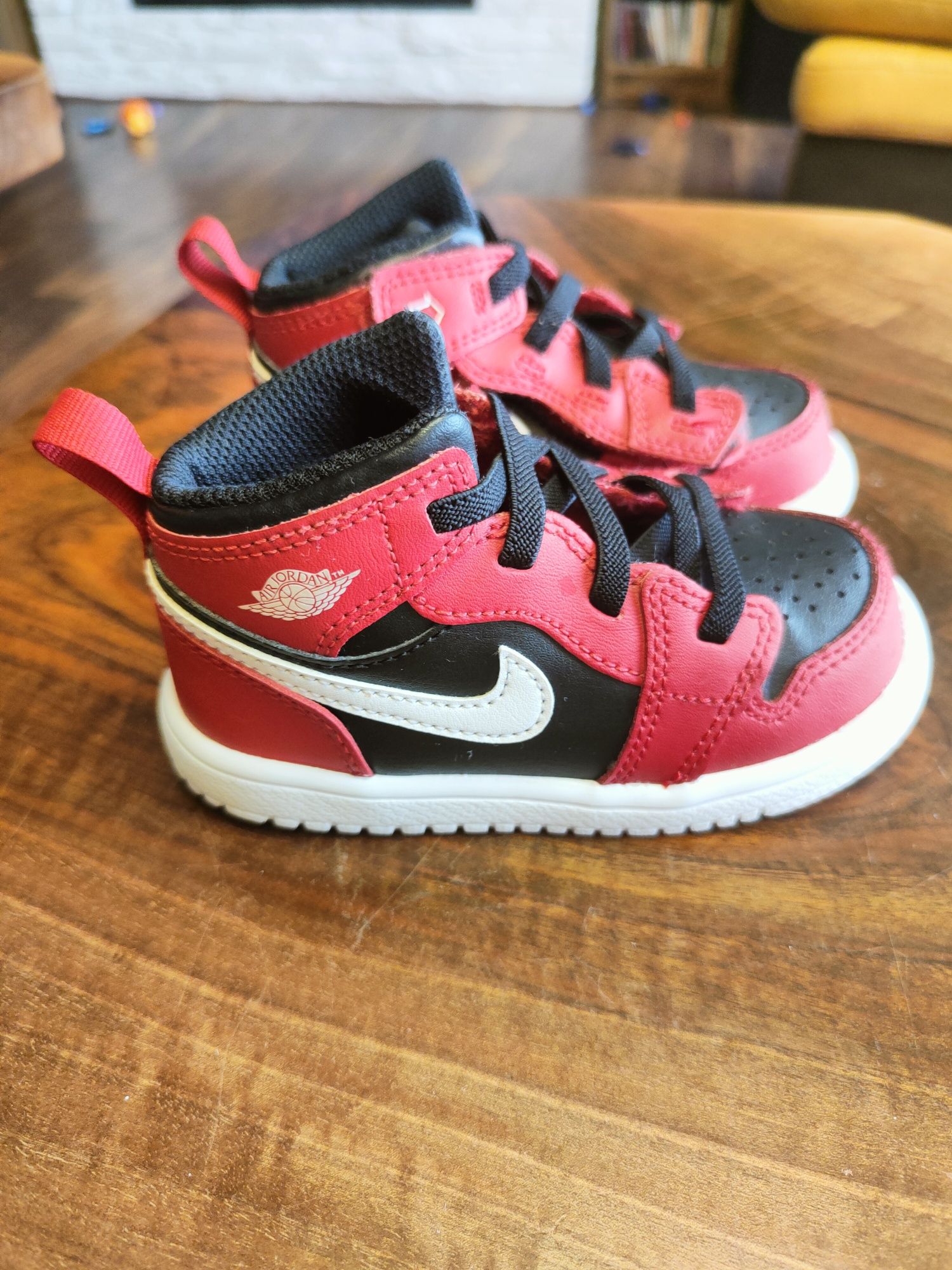 Бебешки високи кожени маратонки Nike Air Jordan, размер 23.5