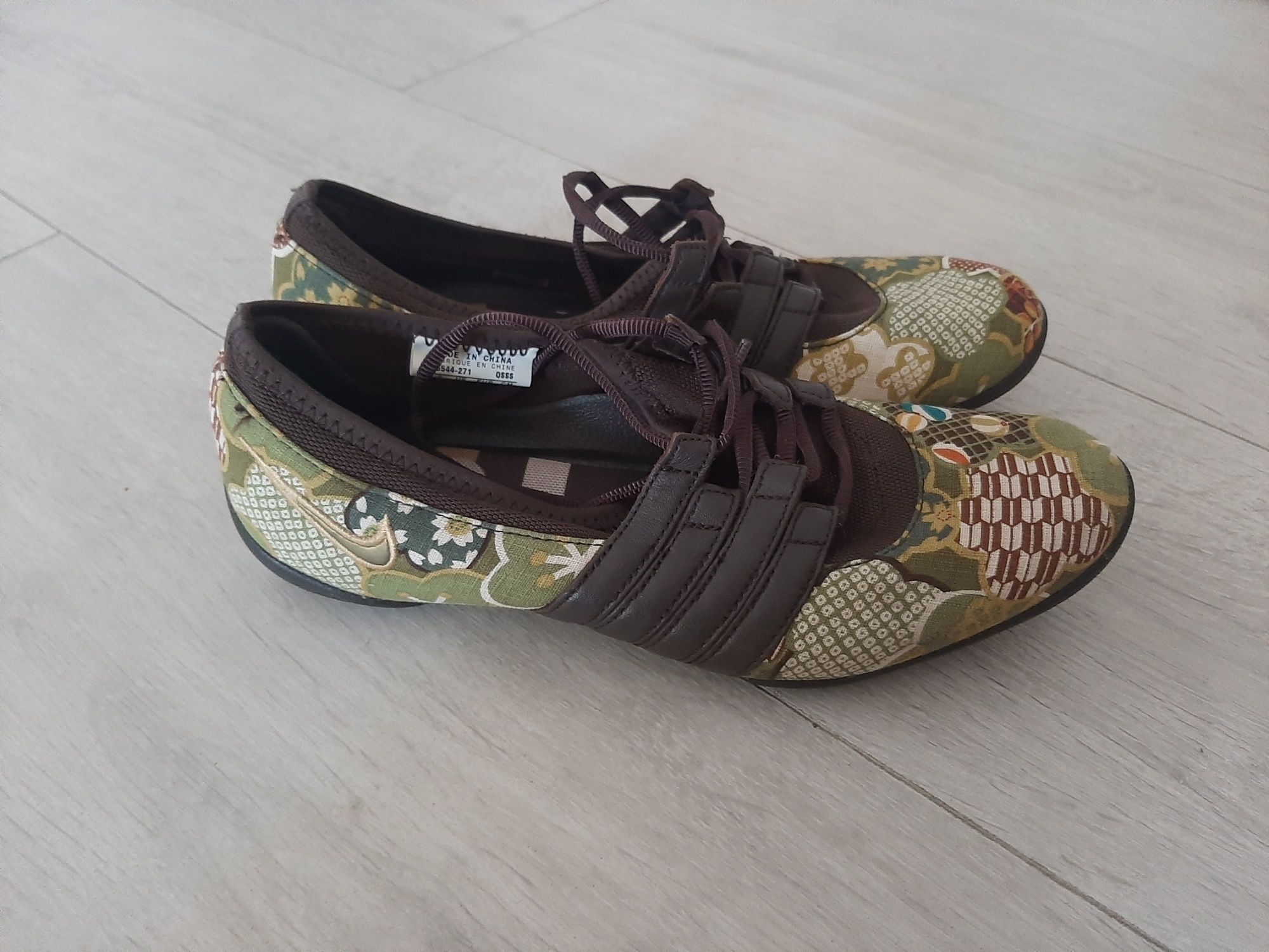 Adidasi Nike model floral 38