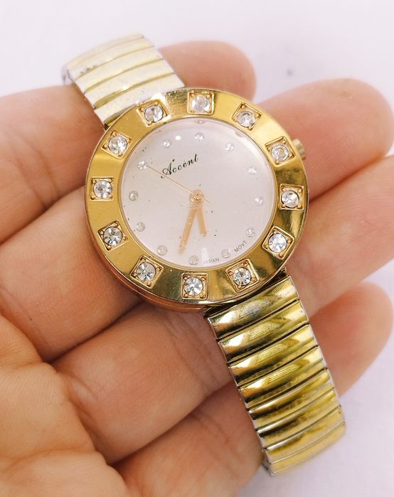 Ceas de Damă Accent cu Quartz, din oțel inoxidabil si cristale.
