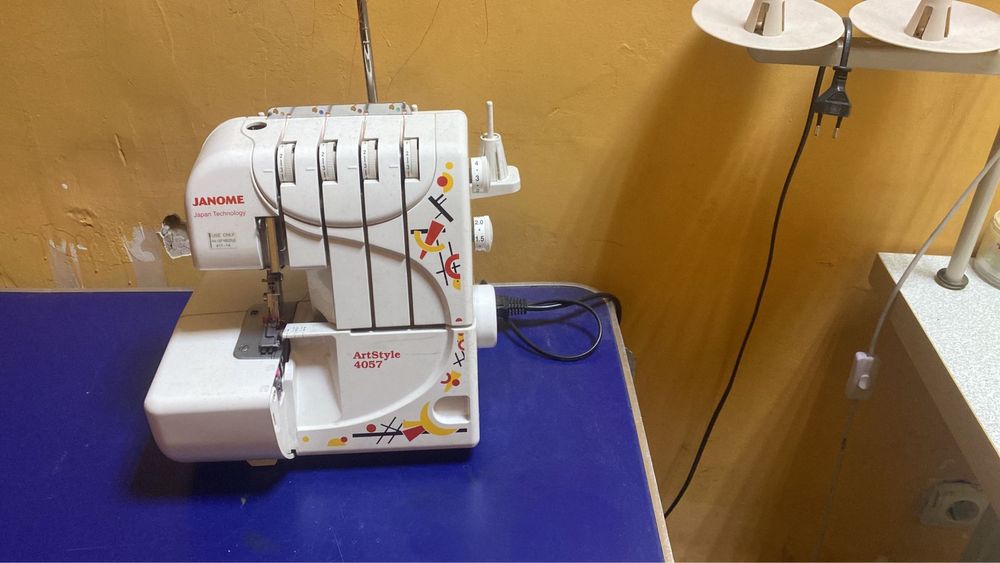 Продам японский оверлок Janome в отличном состоянии