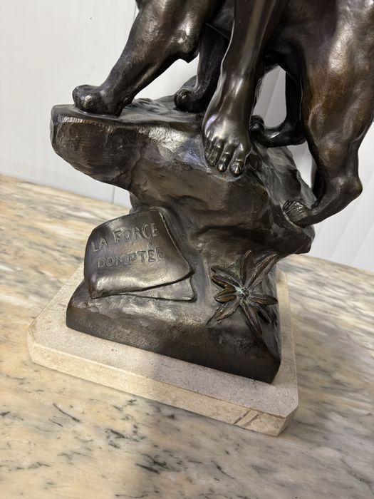 Statueta din antimoniu pe soclu de marmura, semnata