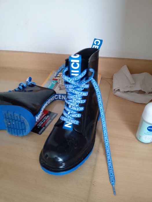 Продам сапожки резиновые ,одели пару раз